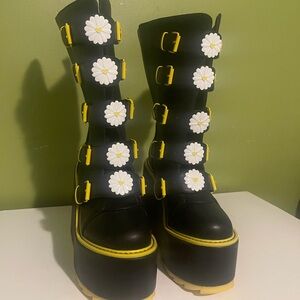 YRU Black Daisy Dune Platform